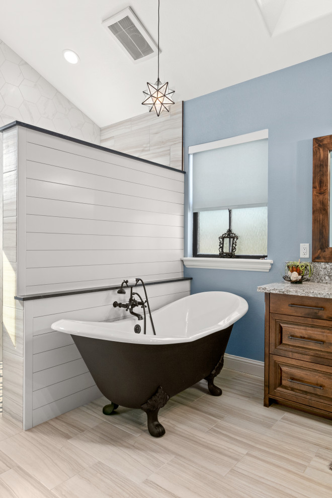 Пример оригинального дизайна: большая главная ванная комната в классическом стиле с фасадами в стиле шейкер, темными деревянными фасадами, ванной на ножках, душем без бортиков, синей плиткой, мраморной плиткой, синими стенами, накладной раковиной, столешницей из гранита, открытым душем, разноцветной столешницей, тумбой под две раковины и встроенной тумбой