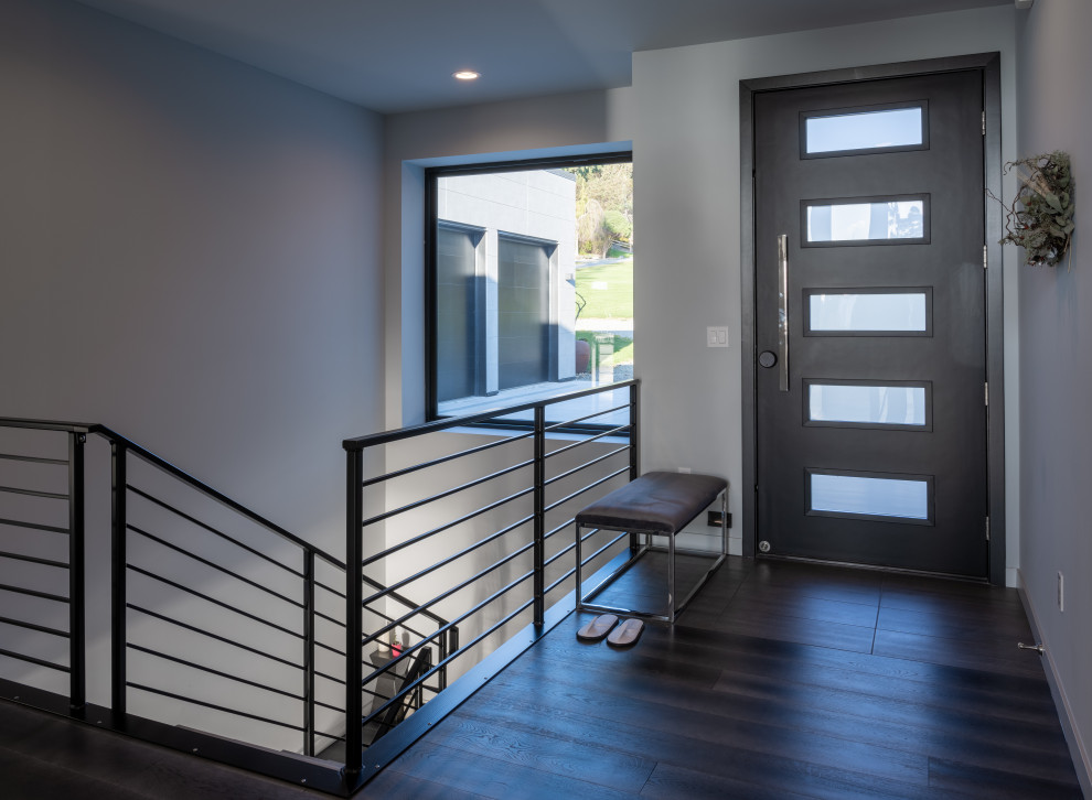 Idee per una porta d'ingresso moderna di medie dimensioni con pareti bianche, pavimento in gres porcellanato, una porta singola, una porta marrone e pavimento marrone