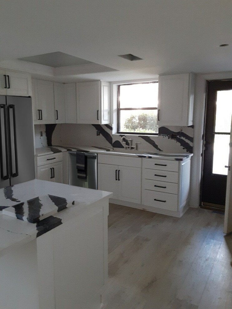 Transitional eat-in kitchen photo with a single-bowl sink, shaker cabinets, white cabinets, quartz countertops, multicolored backsplash, quartz backsplash, stainless steel appliances, an island and multicolored countertops