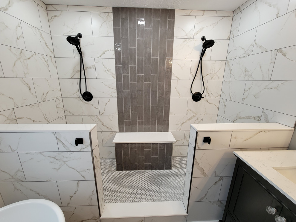 Пример оригинального дизайна: ванная комната среднего размера в стиле неоклассика (современная классика) с черными фасадами, отдельно стоящей ванной, двойным душем, черно-белой плиткой, керамической плиткой, бежевыми стенами, полом из ламината, монолитной раковиной, столешницей из искусственного кварца, бежевым полом, открытым душем, белой столешницей, тумбой под две раковины и напольной тумбой