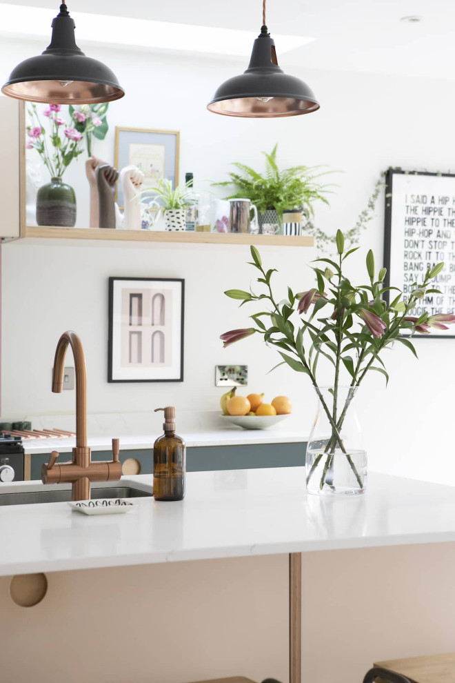 Exempel på ett litet modernt vit linjärt vitt kök med öppen planlösning, med en undermonterad diskho, luckor med profilerade fronter, blå skåp, bänkskiva i kvartsit, rosa stänkskydd, stänkskydd i keramik, svarta vitvaror, klinkergolv i keramik, en köksö och grått golv