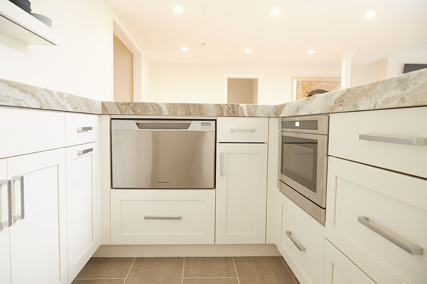 Example of a transitional home design design in Chicago