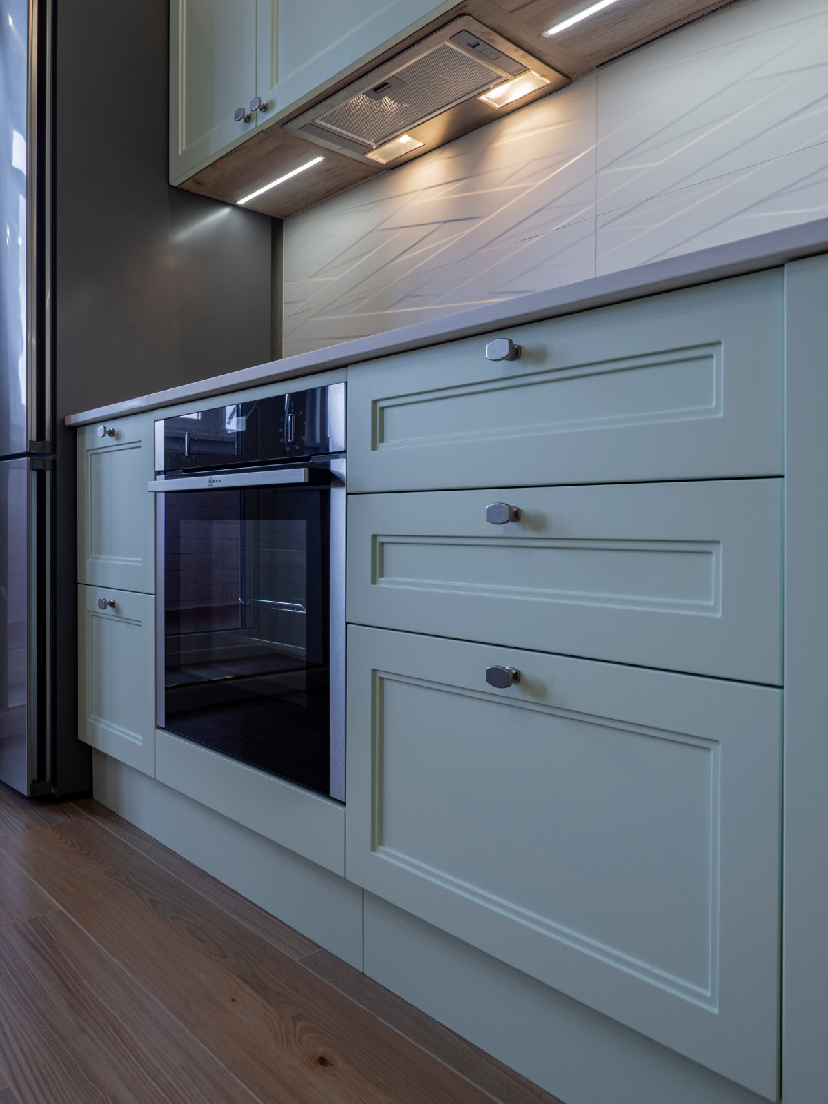 Нежная светло-мятная кухня в стиле неоклассика