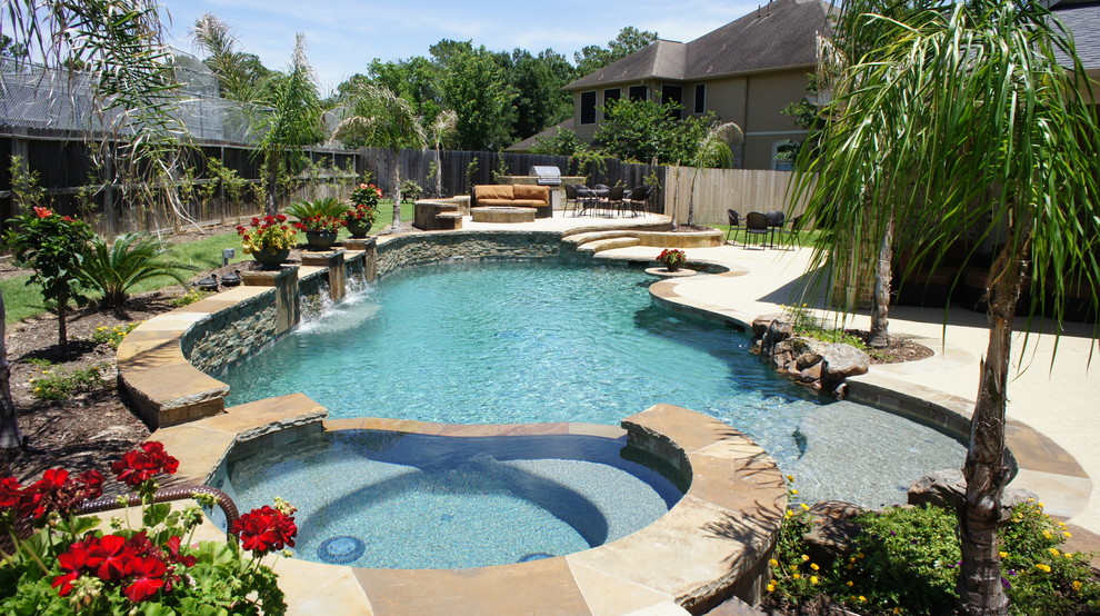 Photo of a contemporary pool in Houston.
