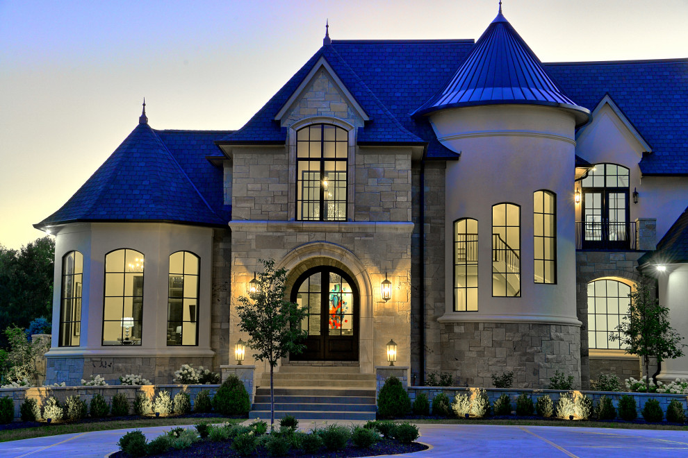 Exempel på ett mycket stort beige hus, med tre eller fler plan, blandad fasad och tak i mixade material