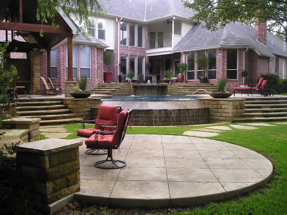 Traditional deck in Dallas.