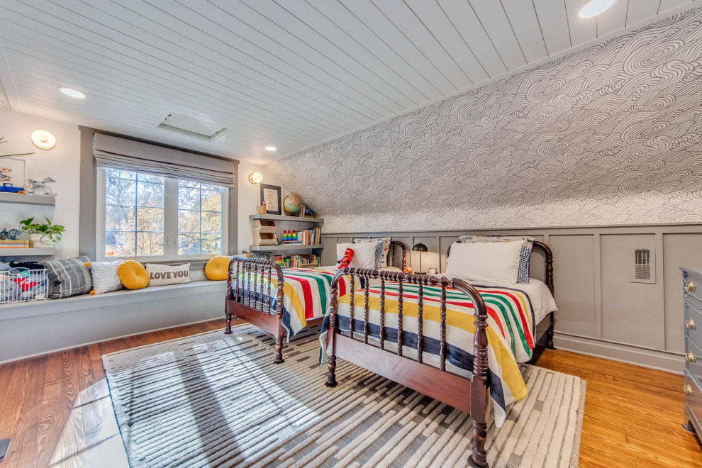 Mittelgroßes Modernes Schlafzimmer mit grauer Wandfarbe, hellem Holzboden, braunem Boden, Holzdielendecke und Tapetenwänden in St. Louis