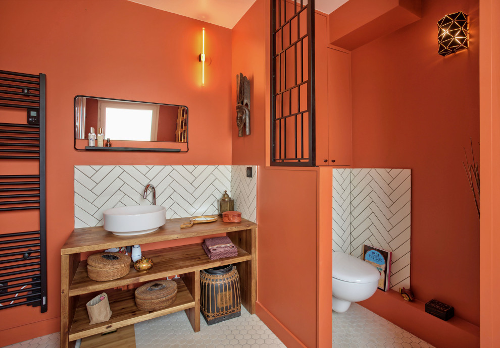 This is an example of a mid-sized tropical 3/4 bathroom in Paris.