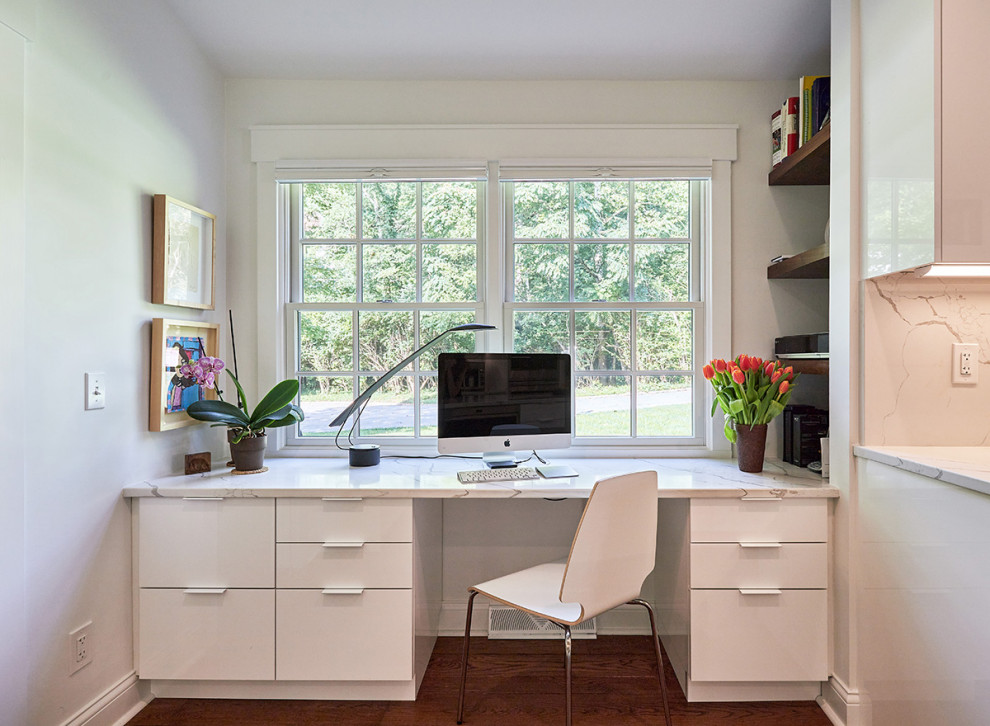 Idées déco pour un petit bureau moderne avec un mur gris, un sol en bois brun, un bureau intégré et un sol marron.