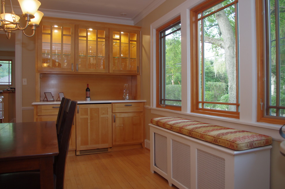 Mid-sized arts and crafts home design photo in Chicago