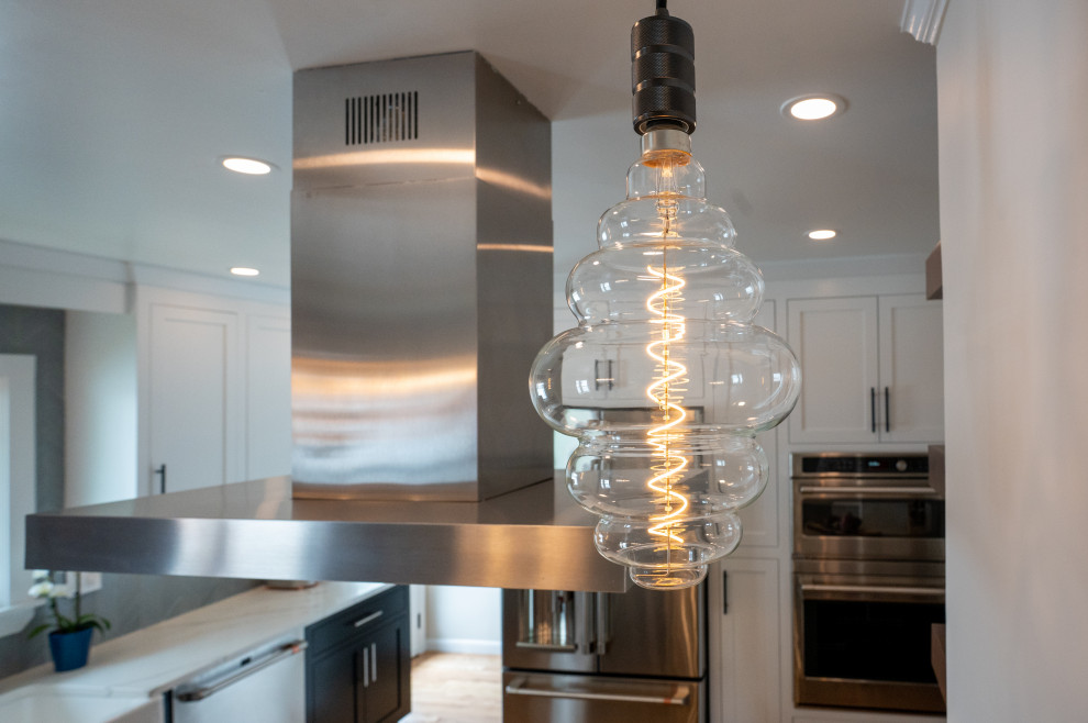 Transitional kitchen photo in Bridgeport