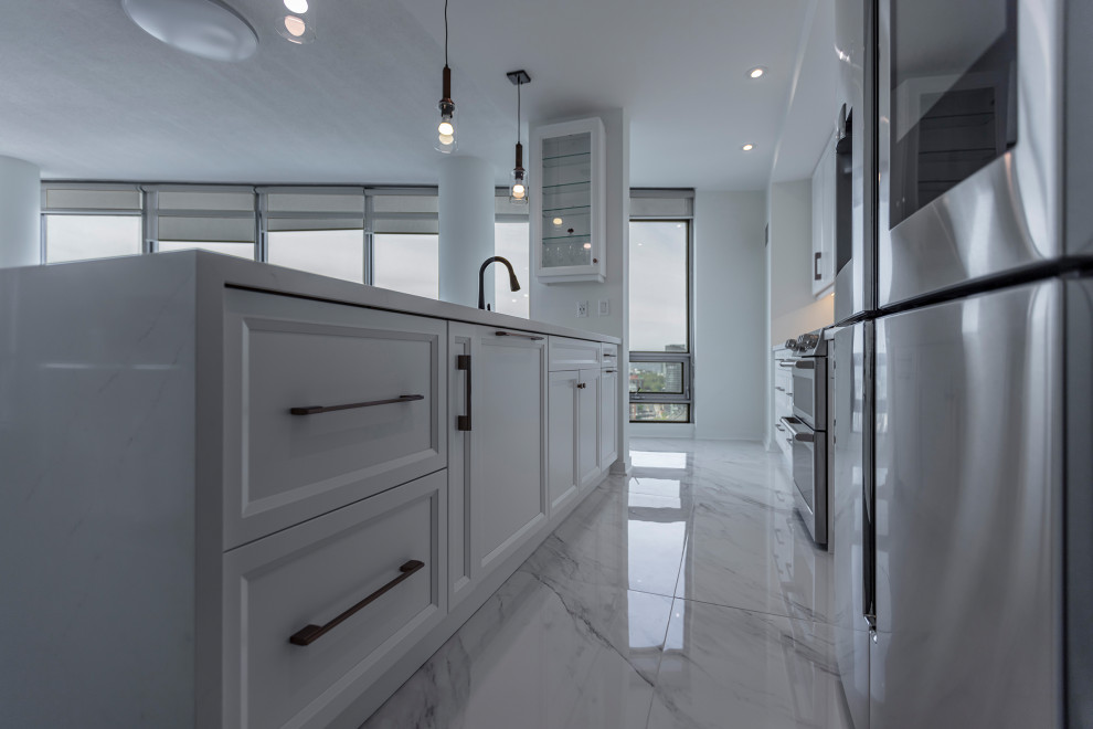 Kitchen - transitional kitchen idea in Toronto