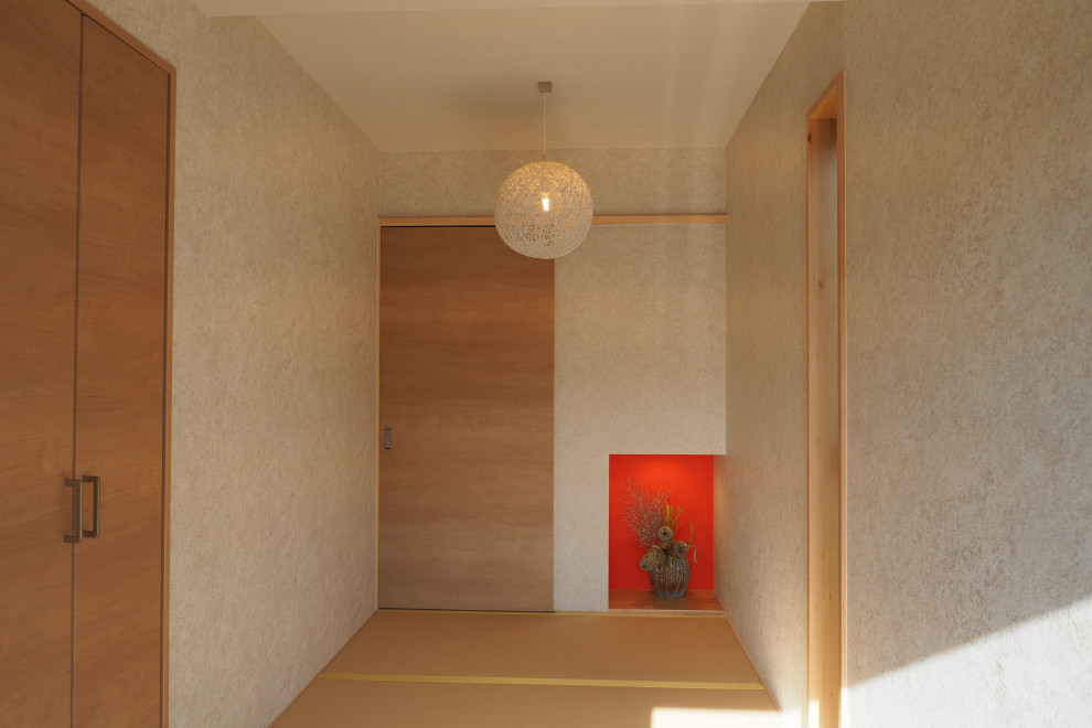 Inspiration pour une grande entrée asiatique avec un couloir, un mur blanc, un sol de tatami, une porte coulissante, une porte en bois clair, un sol beige, un plafond en papier peint et du papier peint.
