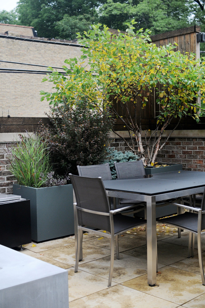 This is an example of a mid-sized contemporary full sun garden in Chicago with a water feature.