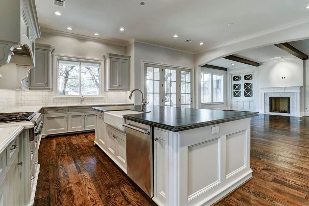 Photo of a country kitchen in Houston.