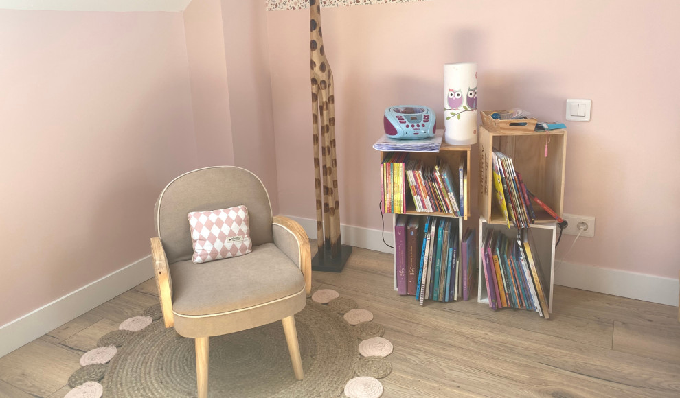 Design ideas for a mid-sized midcentury kids' bedroom for kids 4-10 years old and girls in Paris with pink walls, light hardwood floors, beige floor, exposed beam and wallpaper.