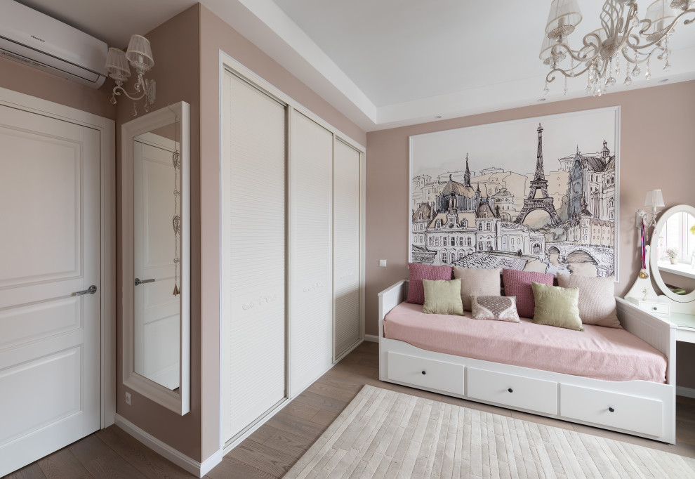 Mittelgroßes Klassisches Mädchenzimmer mit rosa Wandfarbe, Laminat, braunem Boden und freigelegten Dachbalken in Moskau