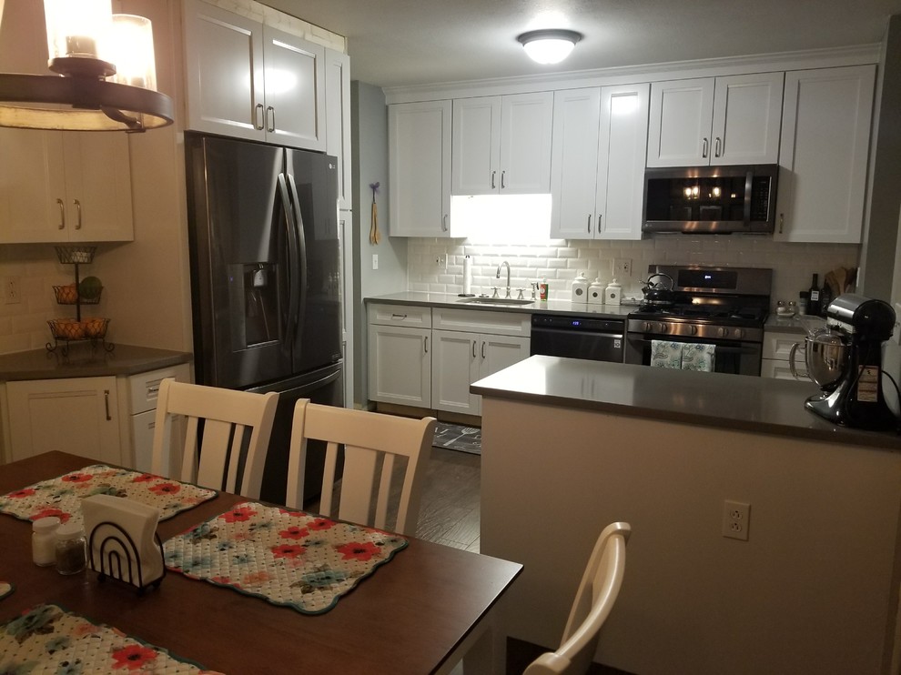 Kitchen - transitional kitchen idea