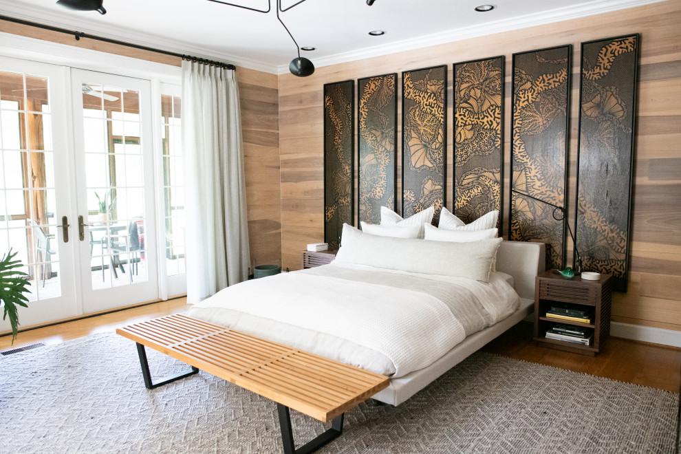 Идея дизайна: хозяйская спальня в современном стиле с паркетным полом среднего тона и деревянными стенами