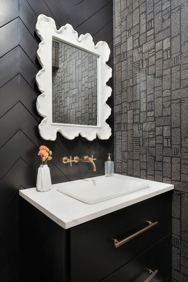 ヒューストンにあるトランジショナルスタイルのおしゃれなトイレ・洗面所 (フラットパネル扉のキャビネット、黒いキャビネット、黒い壁、オーバーカウンターシンク、白い洗面カウンター、塗装板張りの壁、壁紙) の写真