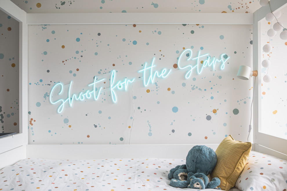 На фото: детская среднего размера: освещение в современном стиле с спальным местом, синими стенами, светлым паркетным полом, серым полом и обоями на стенах для подростка, девочки с