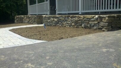 Example of a mountain style home design design in Bridgeport