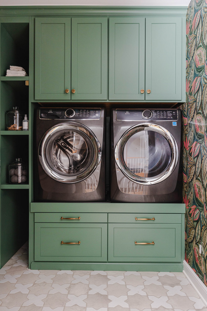 Example of a classic laundry room design in Columbus