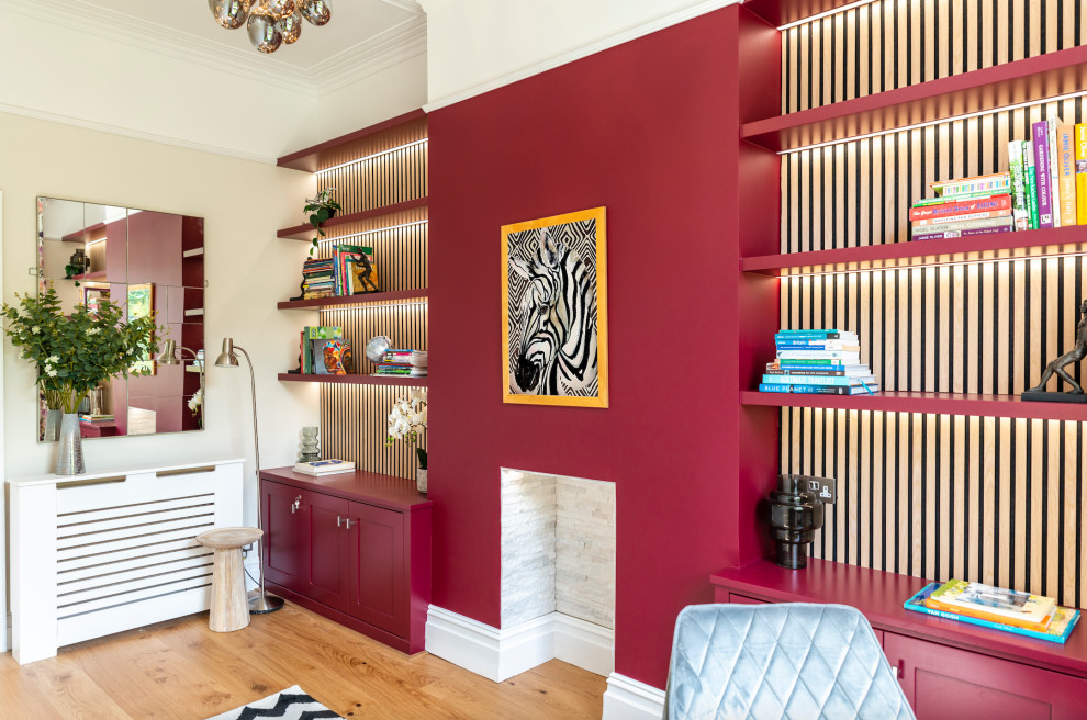 Modelo de despacho contemporáneo grande con paredes rojas, suelo de madera clara, todas las chimeneas, marco de chimenea de baldosas y/o azulejos, escritorio independiente, suelo naranja y casetón