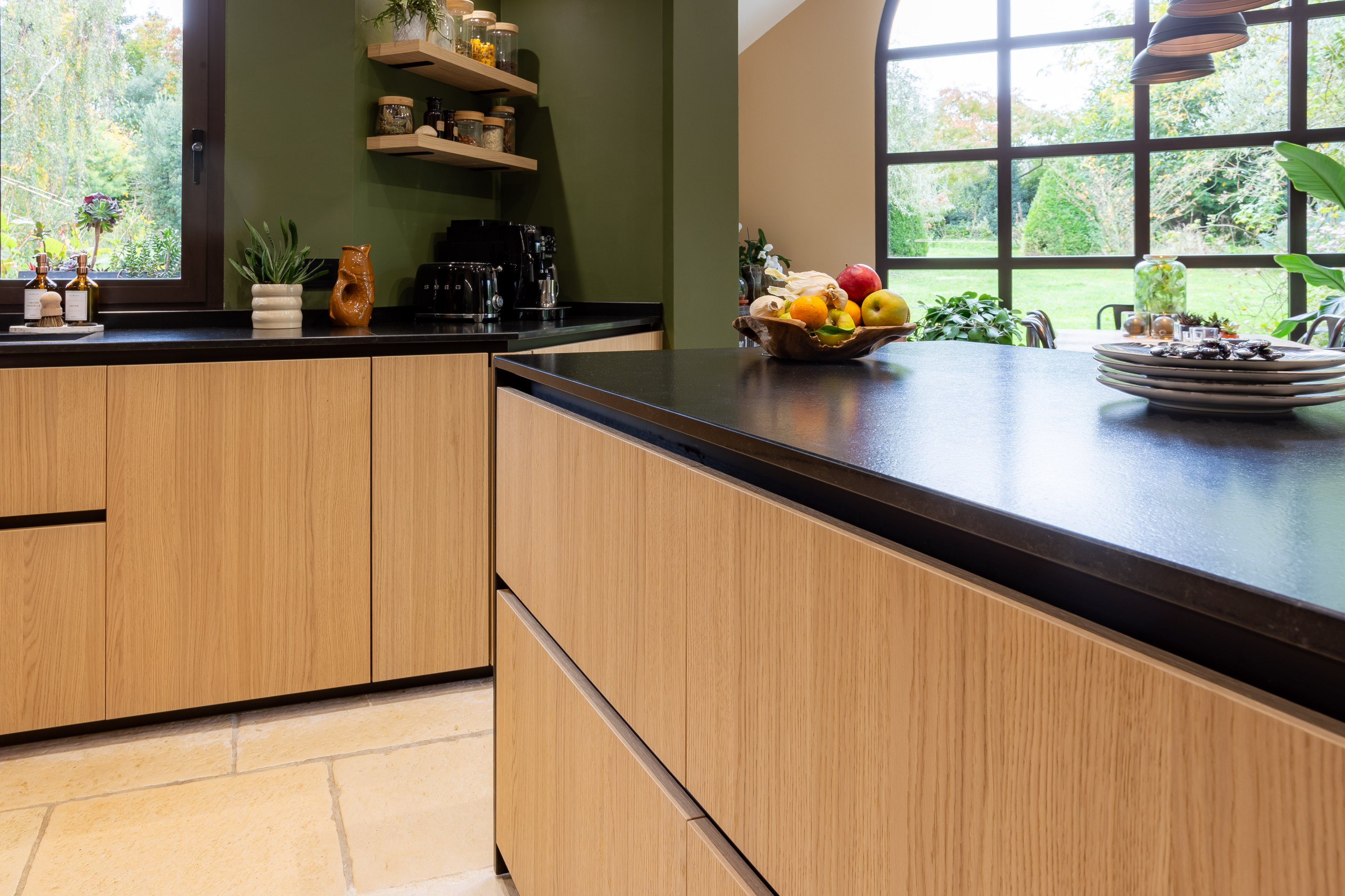 Réalisation d'une cuisine en bois dans un écrin végétal