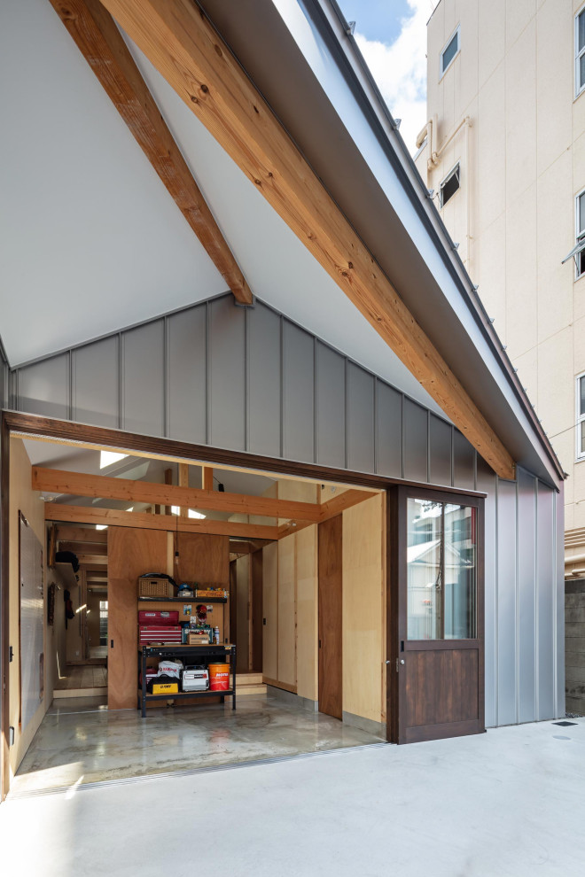 大阪にあるお手頃価格の小さなインダストリアルスタイルのおしゃれな玄関 (グレーの壁、濃色木目調のドア、グレーの床、折り上げ天井、パネル壁、白い天井) の写真