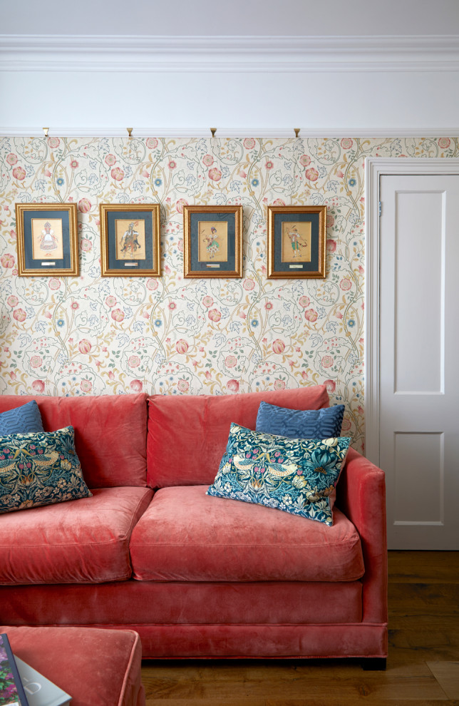 Свежая идея для дизайна: гостиная комната в викторианском стиле - отличное фото интерьера