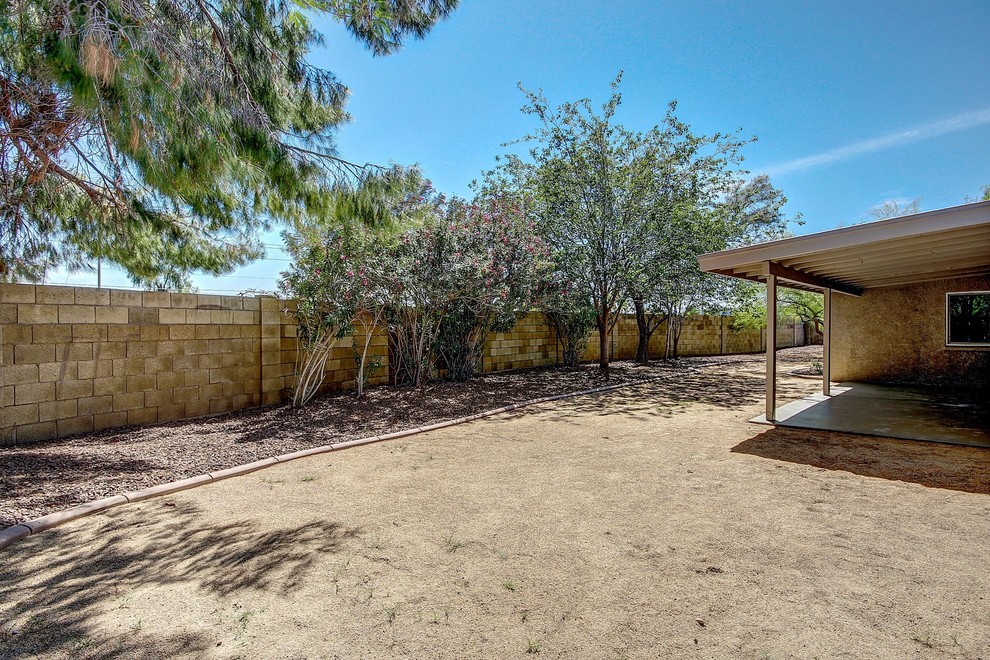 Inspiration for a rustic home design remodel in Phoenix