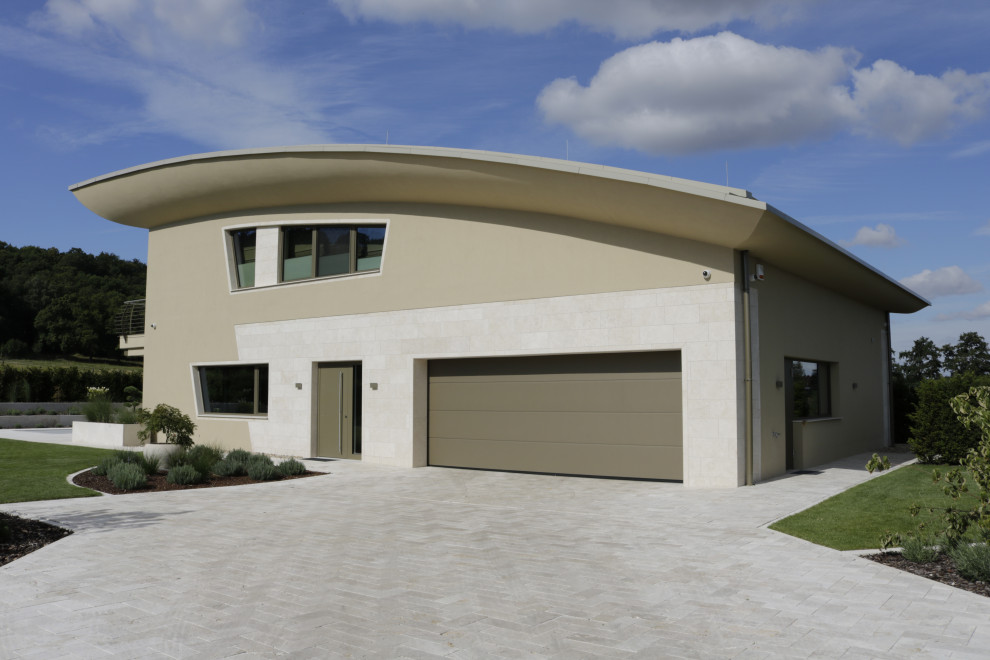 Geräumiges, Zweistöckiges Modernes Einfamilienhaus mit Putzfassade, beiger Fassadenfarbe, Flachdach, Blechdach und grauem Dach in Sonstige