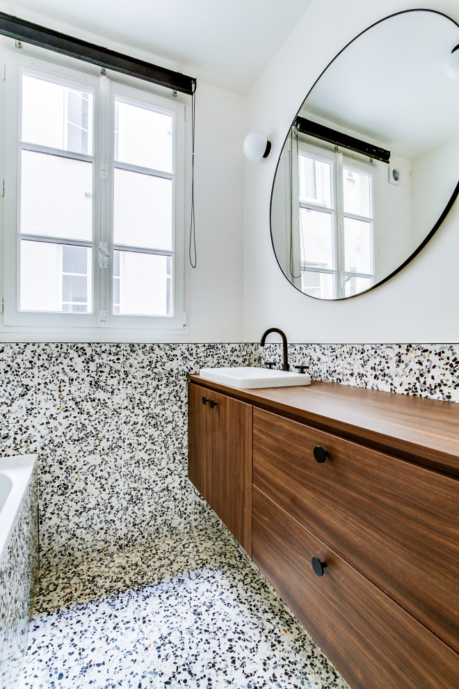 Стильный дизайн: большая главная ванная комната в стиле ретро с коричневыми фасадами, полновстраиваемой ванной, разноцветной плиткой, разноцветными стенами, полом из терраццо, врезной раковиной, столешницей из ламината, разноцветным полом, тумбой под одну раковину и подвесной тумбой - последний тренд
