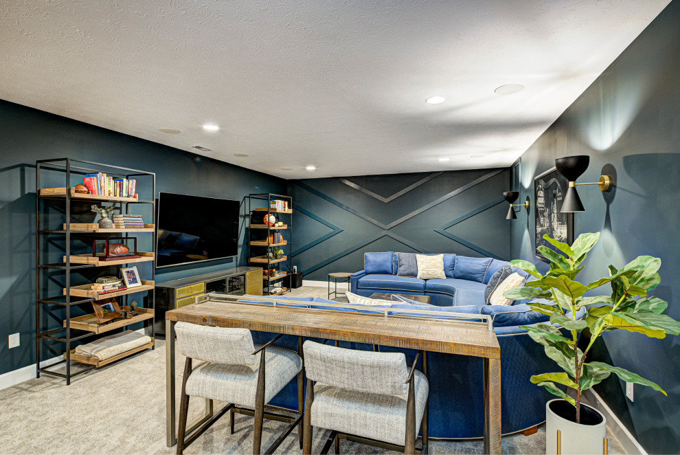 インディアナポリスにある高級な中くらいなコンテンポラリースタイルのおしゃれな独立型ファミリールーム (ミュージックルーム、カーペット敷き、壁掛け型テレビ、青い壁、グレーの床) の写真
