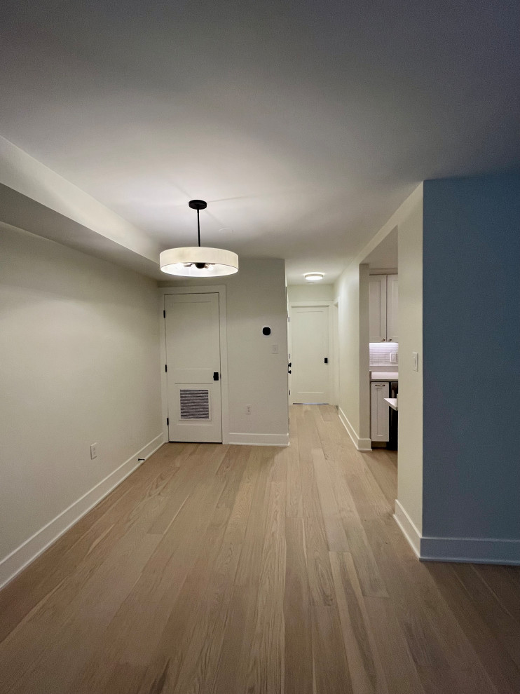Источник вдохновения для домашнего уюта: маленький коридор в стиле модернизм с белыми стенами, светлым паркетным полом, разноцветным полом, кессонным потолком и панелями на части стены для на участке и в саду
