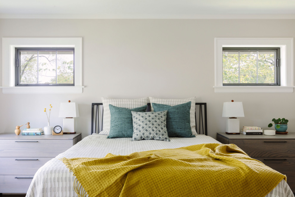 На фото: хозяйская спальня среднего размера в стиле неоклассика (современная классика) с серыми стенами, паркетным полом среднего тона и коричневым полом с