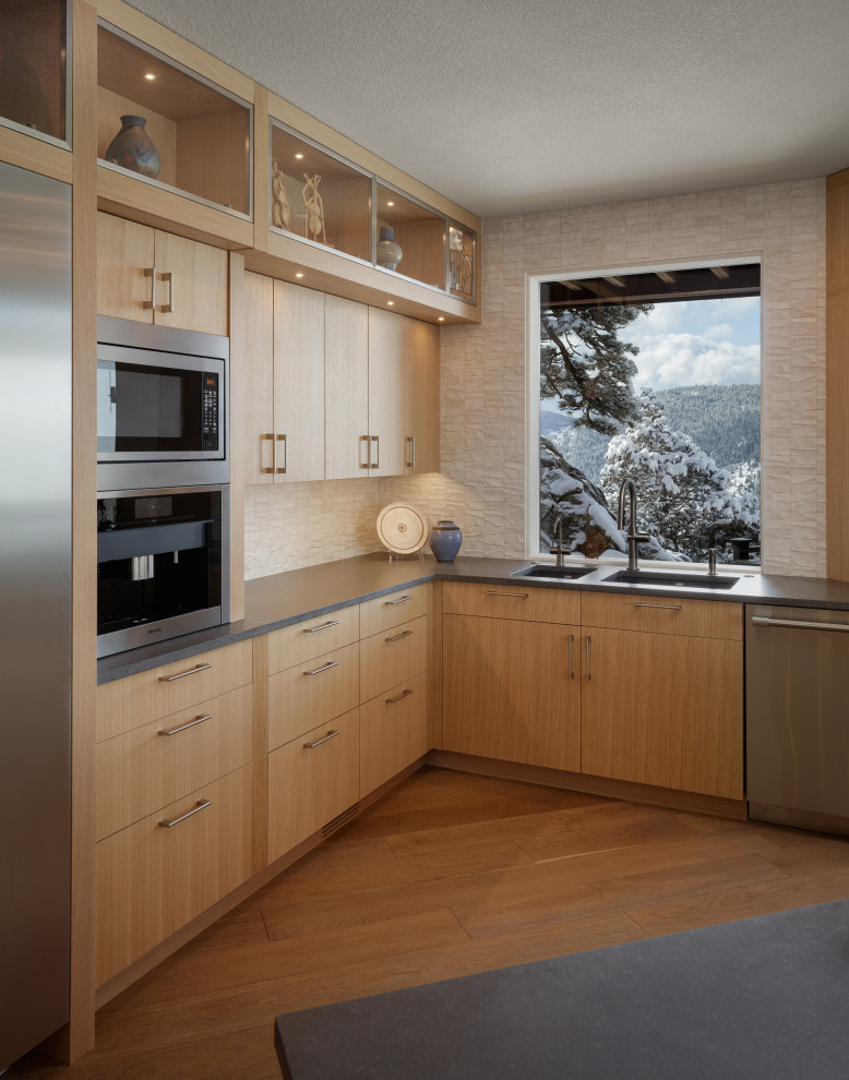 На фото: кухня в современном стиле с плоскими фасадами и светлыми деревянными фасадами