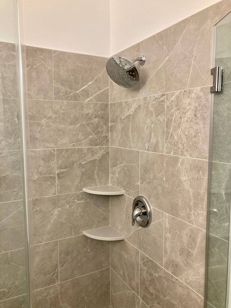 Idéer för att renovera ett mellanstort funkis grå grått en-suite badrum, med skåp i shakerstil, vita skåp, ett badkar i en alkov, en hörndusch, en toalettstol med separat cisternkåpa, grå kakel, porslinskakel, vita väggar, klinkergolv i porslin, ett undermonterad handfat, bänkskiva i kvartsit, vitt golv och dusch med gångjärnsdörr