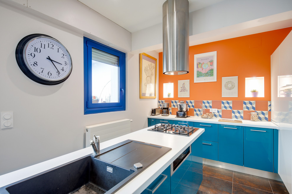 Exempel på ett mycket stort eklektiskt vit linjärt vitt kök och matrum, med en enkel diskho, luckor med profilerade fronter, blå skåp, laminatbänkskiva, orange stänkskydd, stänkskydd i cementkakel, rostfria vitvaror, klinkergolv i keramik och flera köksöar