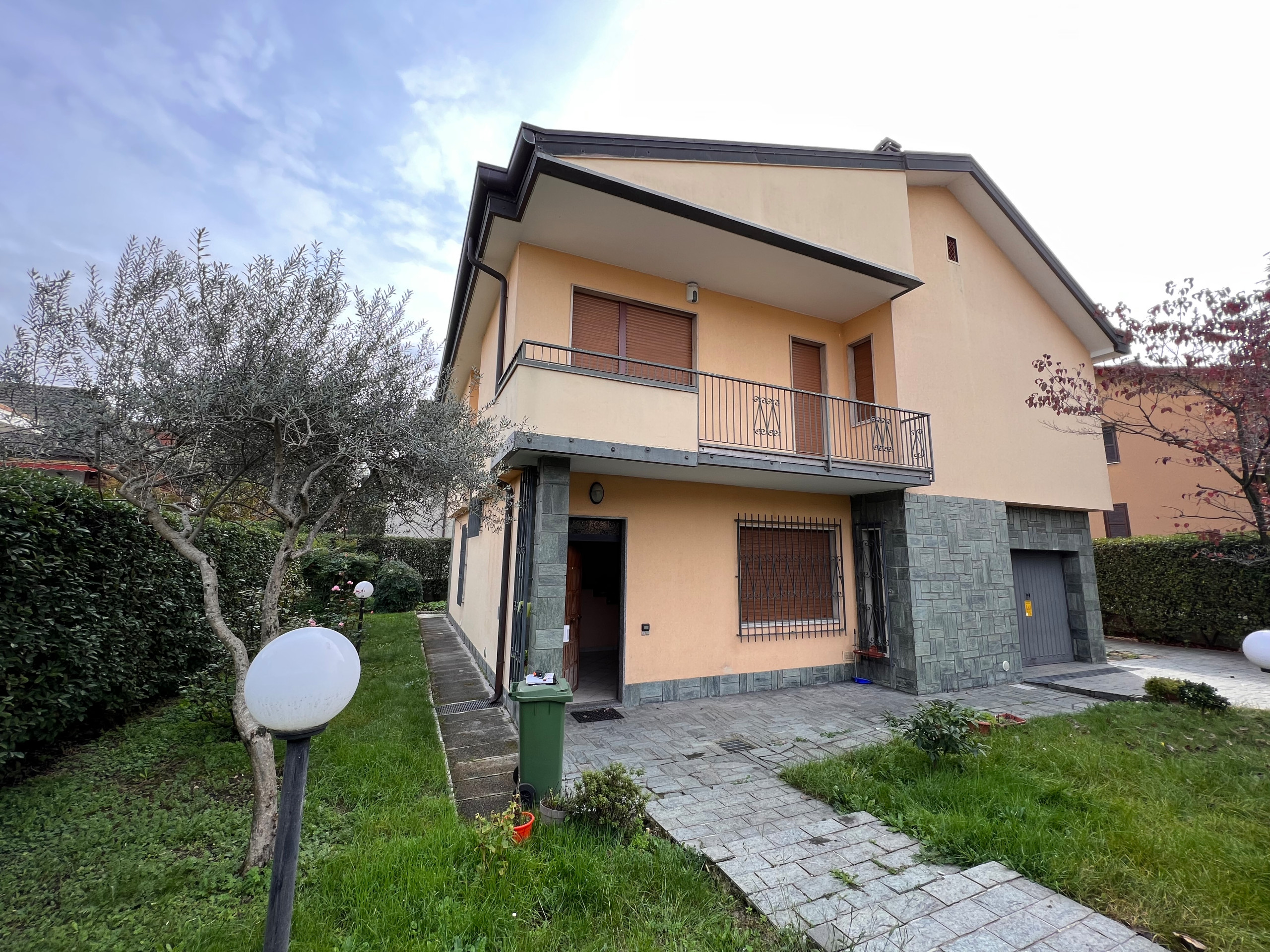 Recupero sottotetto ad uso abitativo e ristrutturazione completa di una villetta