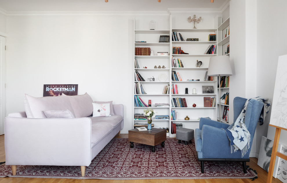 Immagine di un soggiorno eclettico di medie dimensioni con libreria, pareti bianche, parquet chiaro, nessun camino, nessuna TV, pavimento beige e soffitto a cassettoni