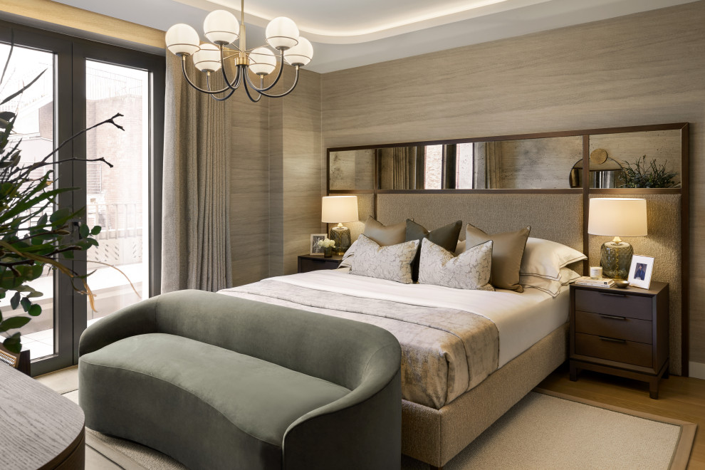 Modernes Schlafzimmer mit beiger Wandfarbe, braunem Holzboden, braunem Boden, Tapetenwänden und eingelassener Decke in London