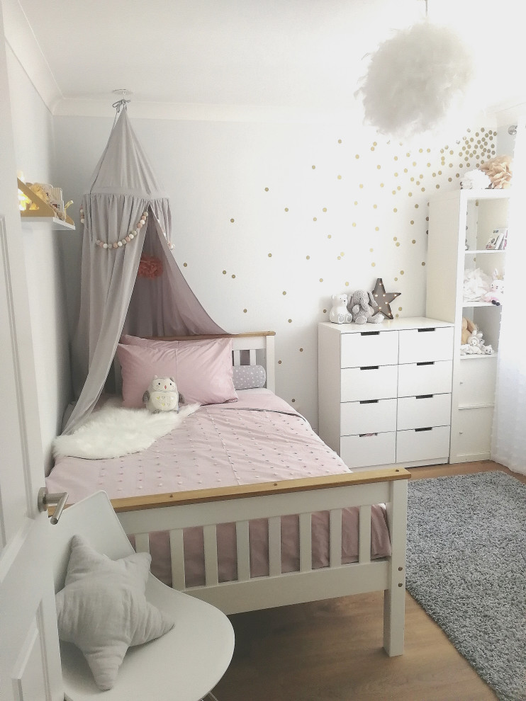 Inspiration pour une petite chambre de fille de 4 à 10 ans avec un mur gris et parquet clair.