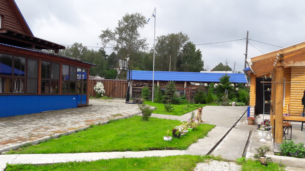 Деревянный дом с фасадом из металического сайдинга, баня с бассейном.