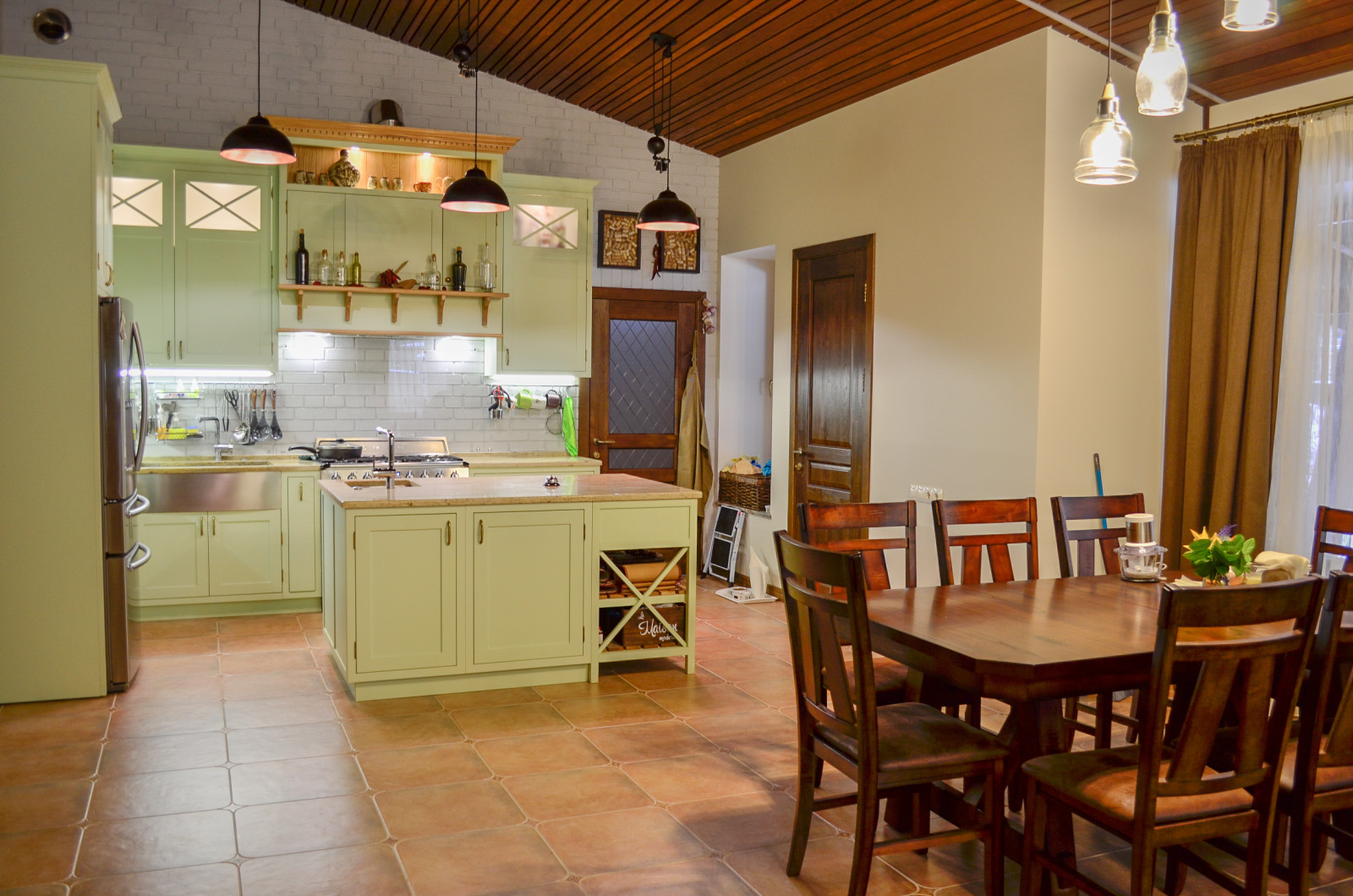 Нежно-зеленая кухня в американском стиле с островом