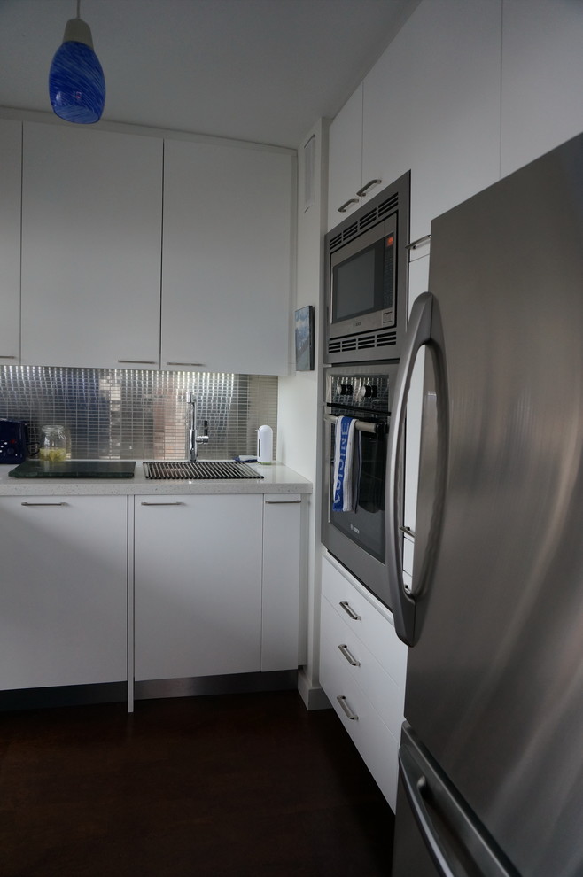 Kitchen - transitional kitchen idea in Toronto
