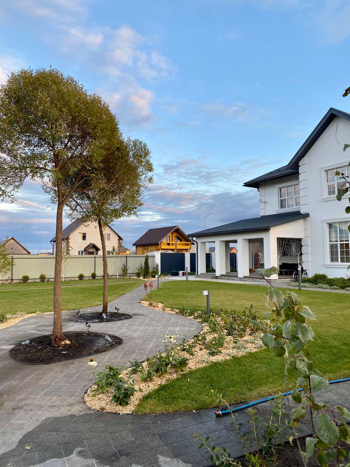 Сад вокруг белого дома