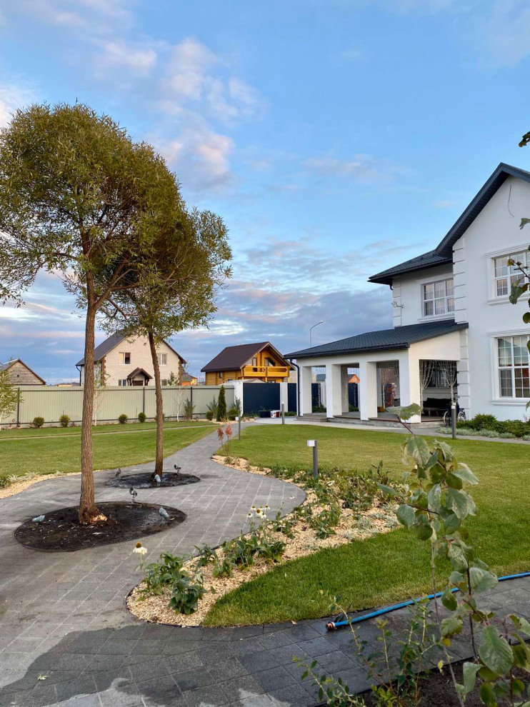 Сад вокруг белого дома