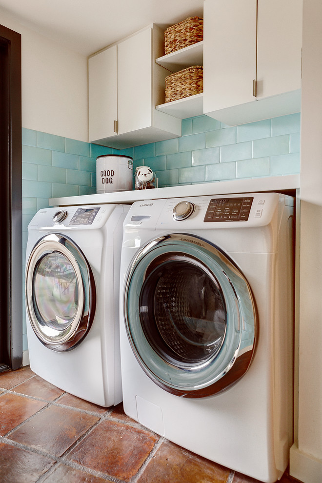 This is an example of a midcentury laundry room in Houston.